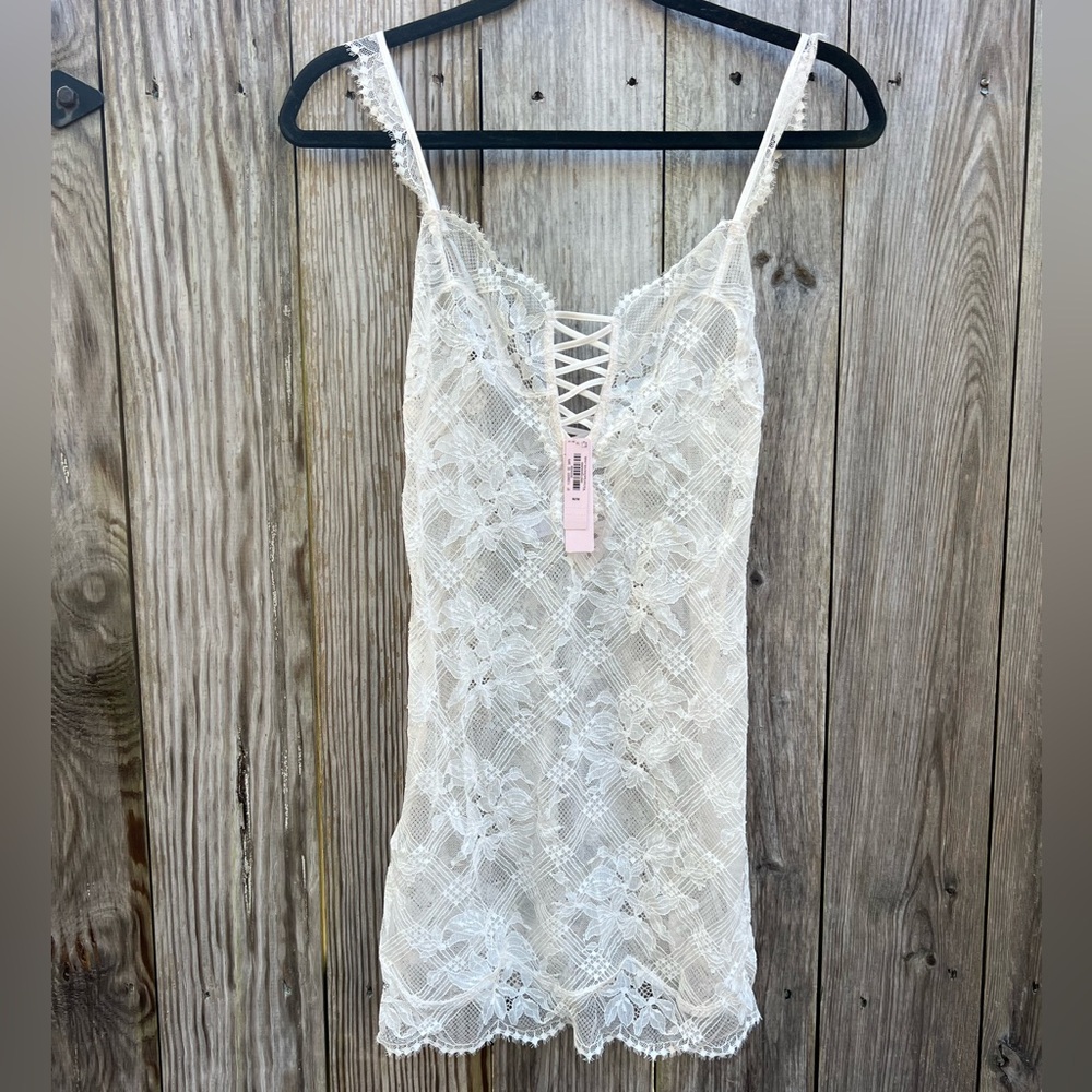 VICTORIAS SECRET Elegant Off White Floral Lace Nightgown Women’s Medium NWT